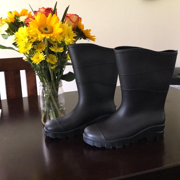 Shoes - Women’s Rain Boots Size 9
